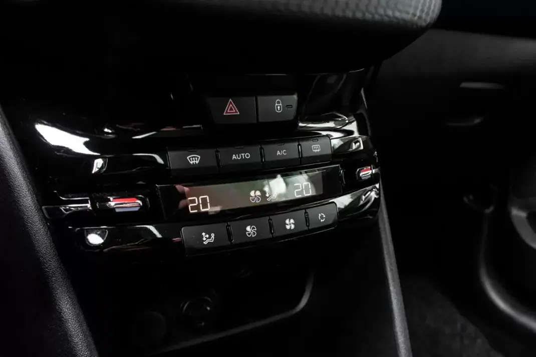 Peugeot 2008 2018 - 8750 EUR, 72668 km - AUTO.MOTO.pt - 72668km - foto 20 de 39