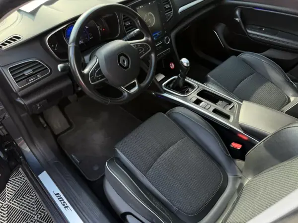 Renault Mégane Sport Tourer 2019 - 15500 EUR, 156000 km - AUTO.MOTO.pt - 156000km - foto 5 de 14