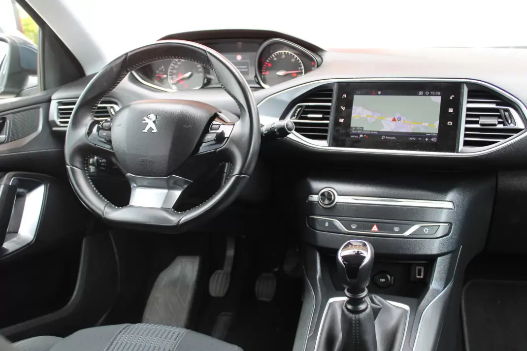Peugeot 308 SW 2020 - 14990 EUR, 130000 km - AUTO.MOTO.pt - 130000km - foto 15 de 25