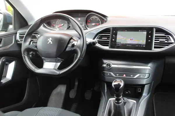 Peugeot 308 SW 2020 - 14990 EUR, 130000 km - AUTO.MOTO.pt - 130000km - foto 15 de 25