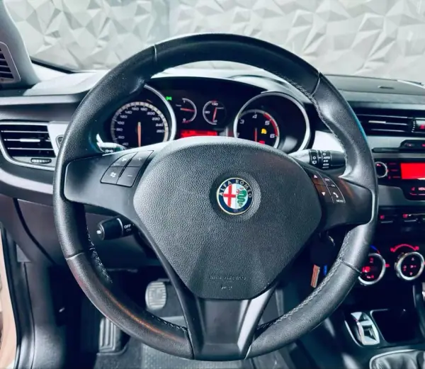 Alfa Romeo Giulietta 2012 - 13750 EUR, 119336 km - AUTO.MOTO.pt - 119336km - foto 28 de 35