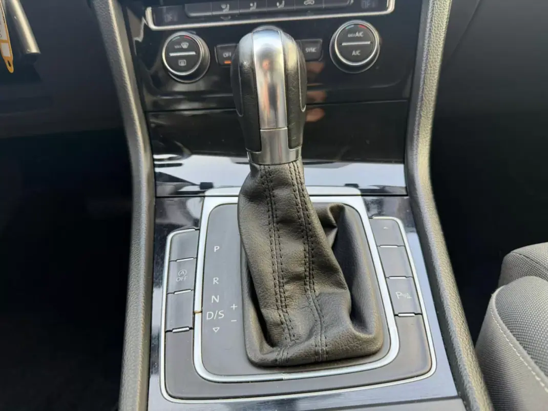 Volkswagen Golf 2014 - 15500 EUR, 143946 km - AUTO.MOTO.pt - 143946km - foto 16 de 23