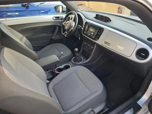 Volkswagen New Beetle 2012 - 12500 EUR, 170000 km - AUTO.MOTO.pt - 170000km - foto 18 de 26