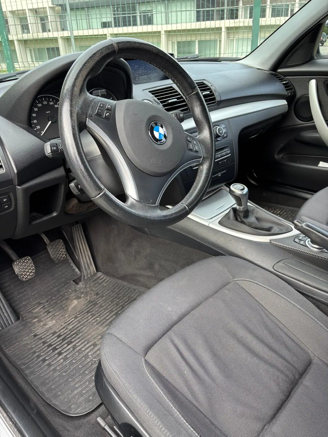 BMW 118 2010 - 6748 EUR, 356000 km - AUTO.MOTO.pt - 356000km - foto 10 de 12
