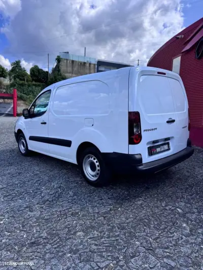Peugeot 2017 - 10900 EUR, 168000 km - AUTO.MOTO.pt - 168000km - foto 6 de 8