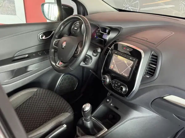 Renault Captur 2017 - 15990 EUR, 80345 km - AUTO.MOTO.pt - 80345km - foto 15 de 21