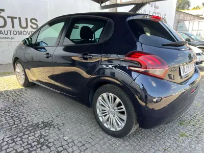 Peugeot 208 2017 - 8500 EUR, 165000 km - AUTO.MOTO.pt - 165000km - foto 6 de 10