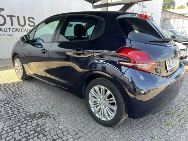 Peugeot 208 2017 - 8500 EUR, 165000 km - AUTO.MOTO.pt - 165000km - foto 6 de 10