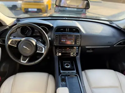 Jaguar F-Pace 2017 - 24900 EUR, 184000 km - AUTO.MOTO.pt - 184000km - foto 10 de 19