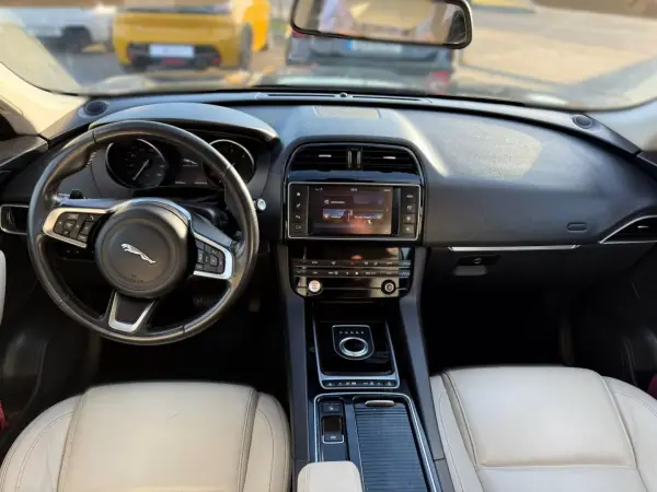 Jaguar F-Pace 2017 - 24900 EUR, 184000 km - AUTO.MOTO.pt - 184000km - foto 10 de 19