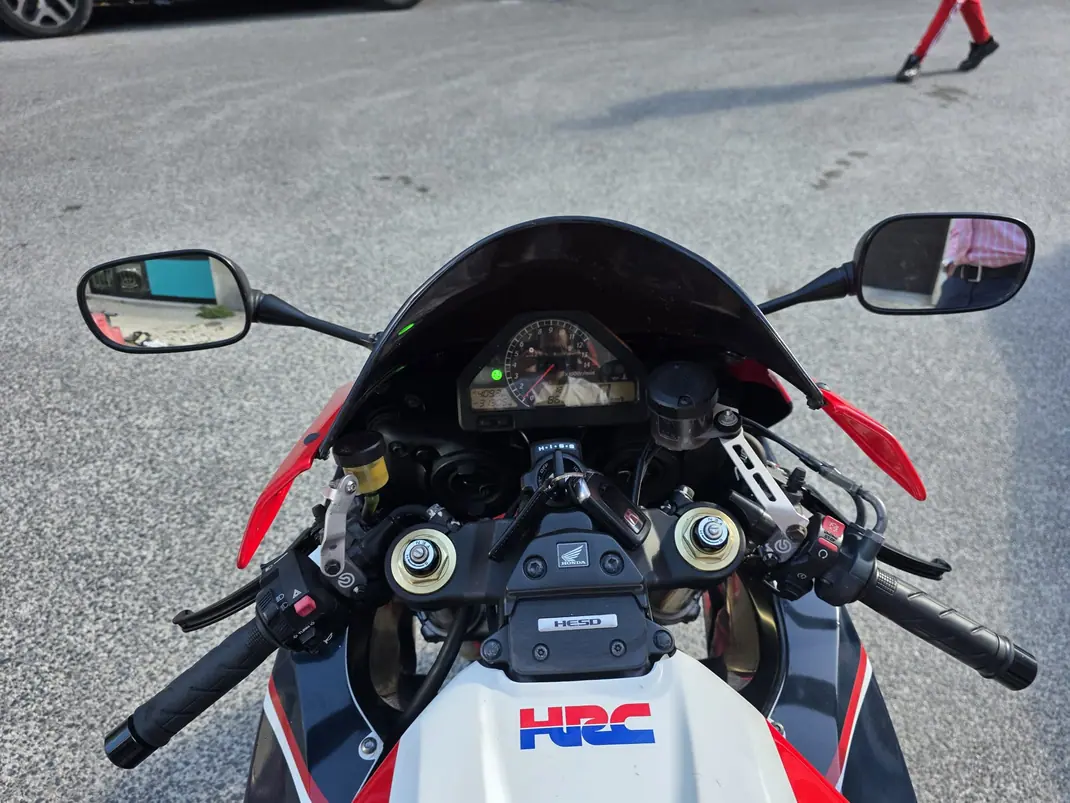 Honda CBR 1000RR 2008 - 7000 EUR, 31303 km - AUTO.MOTO.pt - 31303km - foto 10 de 12