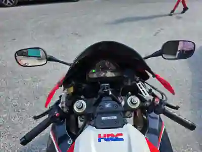 Honda CBR 1000RR 2008 - 7000 EUR, 31303 km - AUTO.MOTO.pt - 31303km - foto 10 de 12