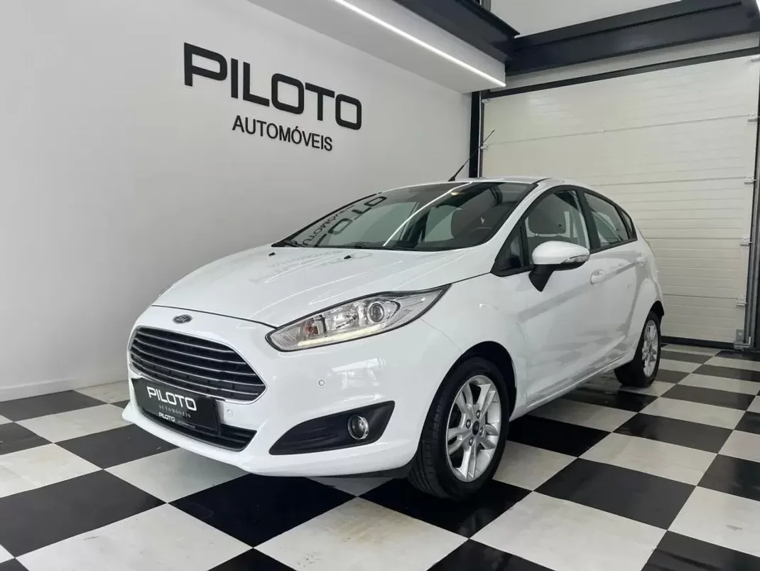 Ford Fiesta 2015 - 9990 EUR, 126498 km - AUTO.MOTO.pt - 126498km - foto 1 de 23