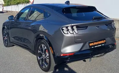 Ford Mustang Mach-E 2023 — foto 5 de 27