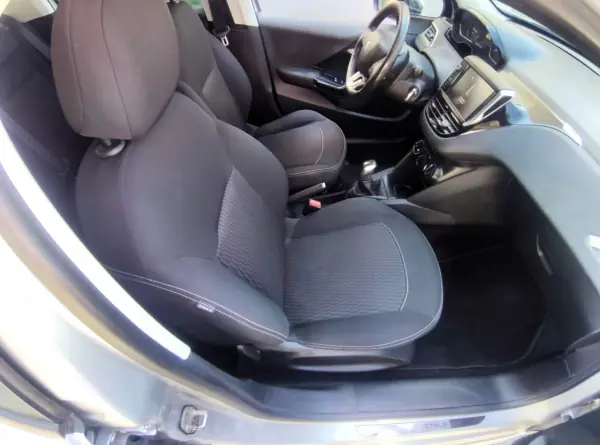 Peugeot 208 2017 - 7500 EUR, 183274 km - AUTO.MOTO.pt - 183274km - foto 14 de 23