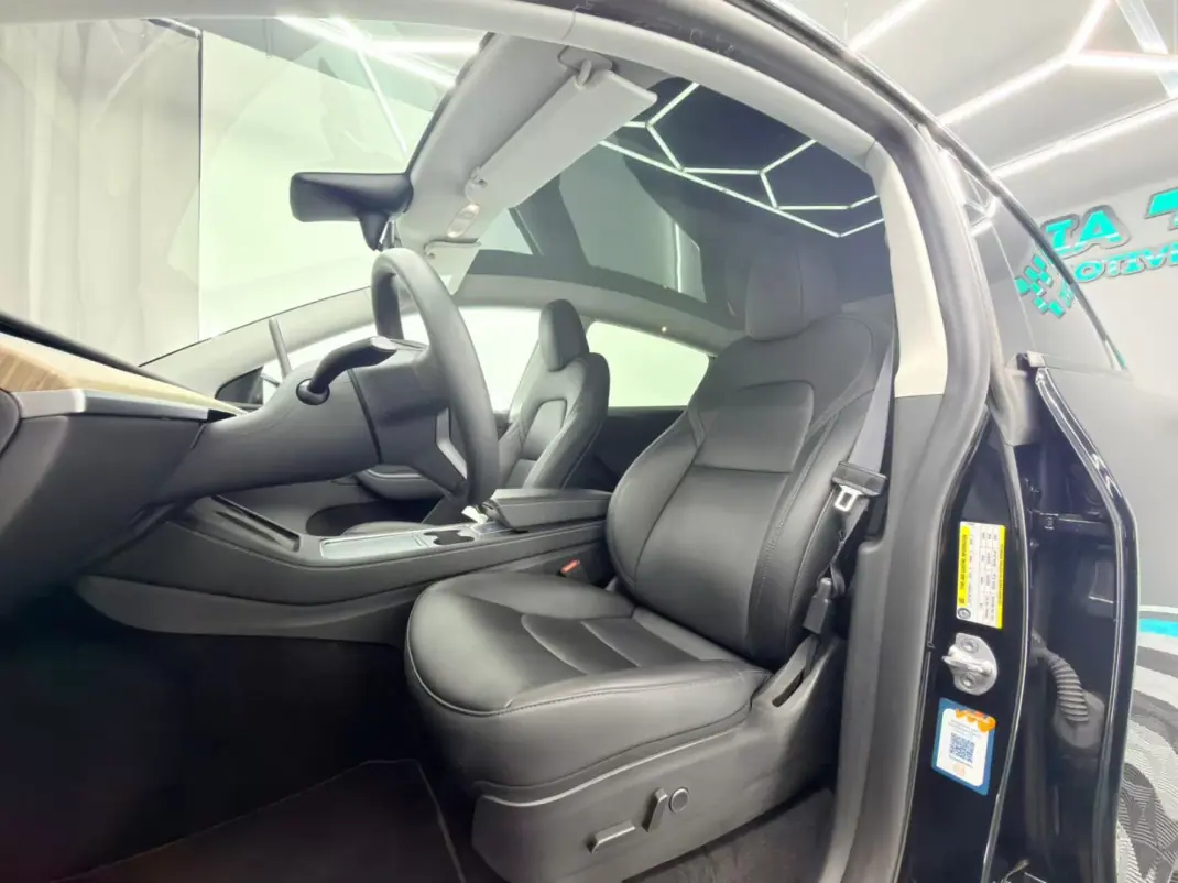 Tesla Model Y 2022 - 31000 EUR, 143000 km - 143000km - foto 22 de 25