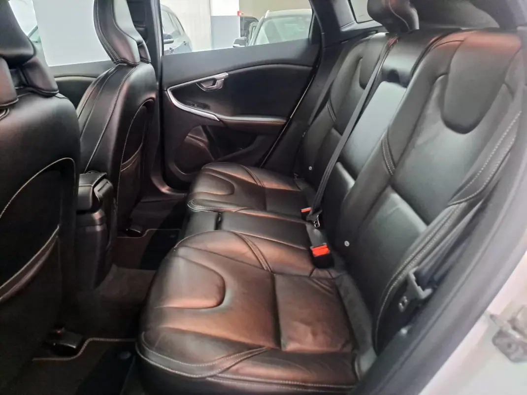 Volvo V40 2015 - 12990 EUR, 179950 km - AUTO.MOTO.pt - 179950km - foto 20 de 29