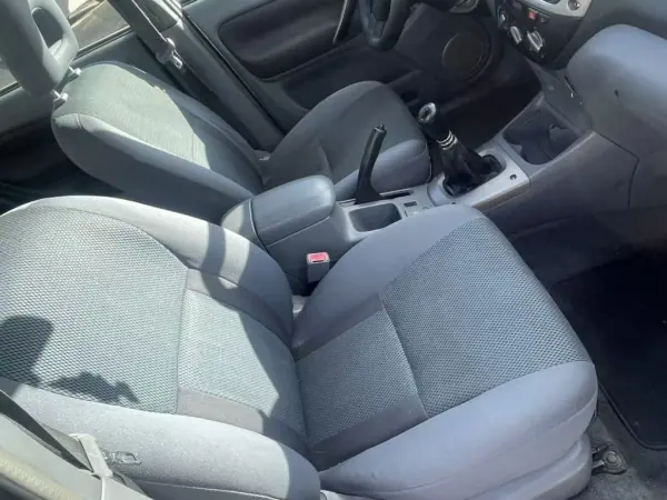 Toyota RAV4 2002 - 11450 EUR, 350453 km - AUTO.MOTO.pt - 350453km - foto 8 de 9