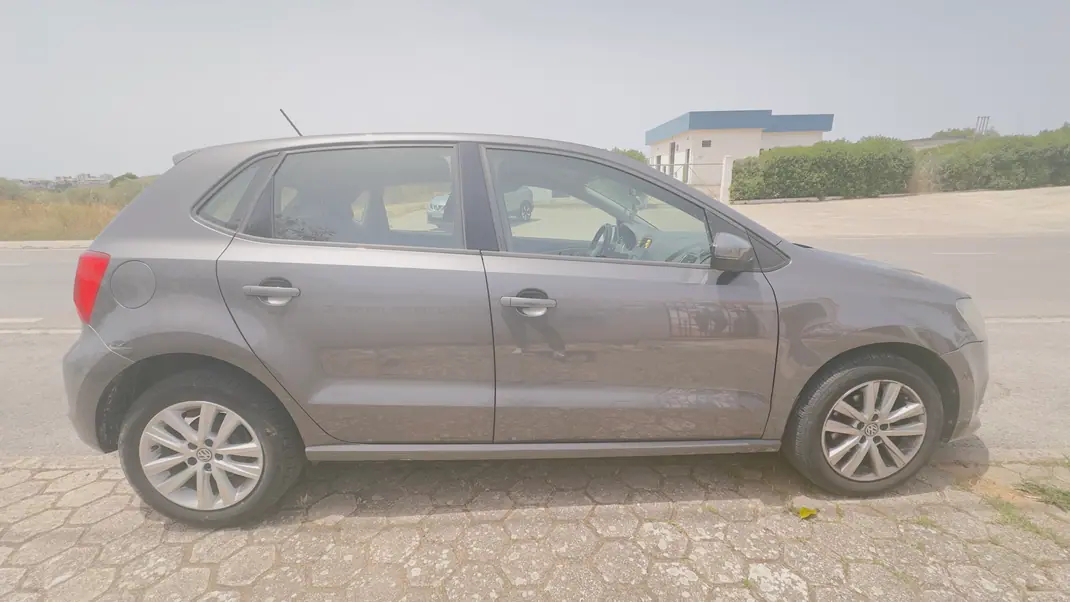 Volkswagen Polo 2017 - 9500 EUR, 61900 km - AUTO.MOTO.pt - 61900km - foto 3 de 16