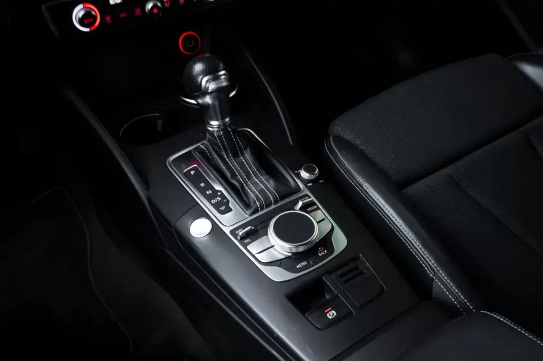 Audi A3 Sportback 2015 - 13490 EUR, 252393 km - AUTO.MOTO.pt - 252393km - foto 15 de 34