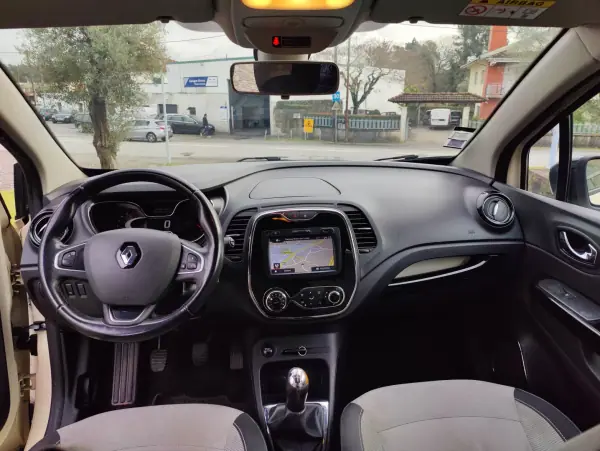 Renault Captur 2017 - 11700 EUR, 107123 km - AUTO.MOTO.pt - 107123km - foto 8 de 12