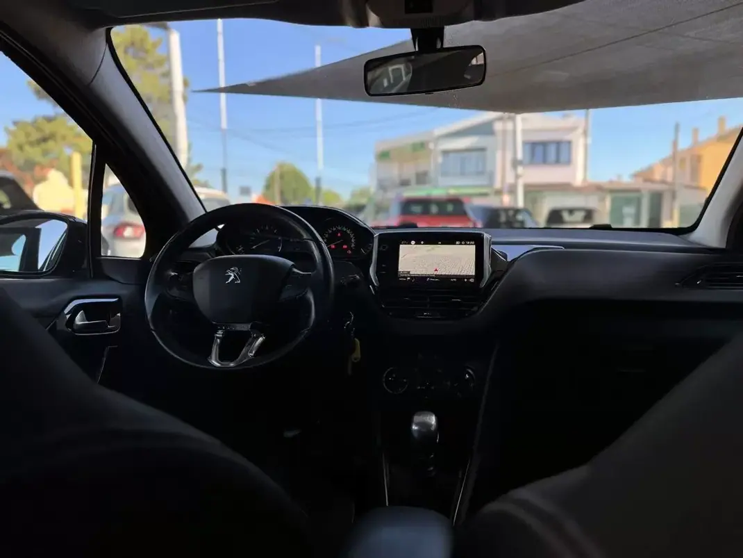 Peugeot 208 2019 - 11900 EUR, 151021 km - AUTO.MOTO.pt - 151021km - foto 14 de 21