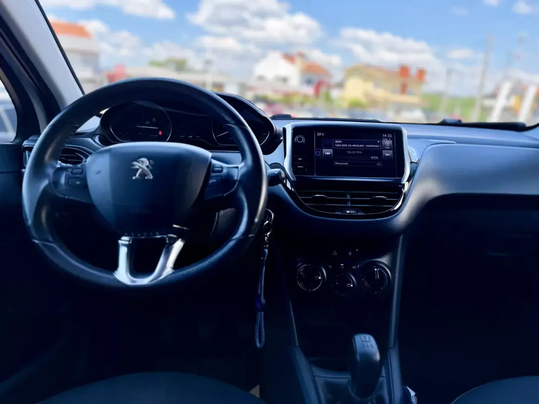 Peugeot 208 2016 - 8950 EUR, 83000 km - AUTO.MOTO.pt - 83000km - foto 15 de 25