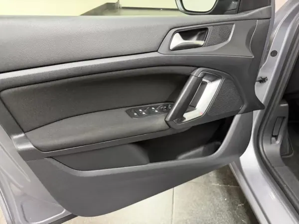 Peugeot 308 2017 - 10990 EUR, 131446 km - AUTO.MOTO.pt - 131446km - foto 17 de 21