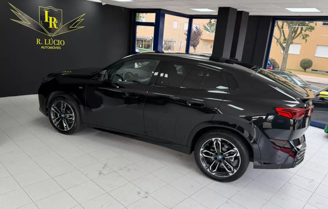 BMW iX2 2025 - 46500 EUR, 7997 km - AUTO.MOTO.pt - 7997km - foto 16 de 42