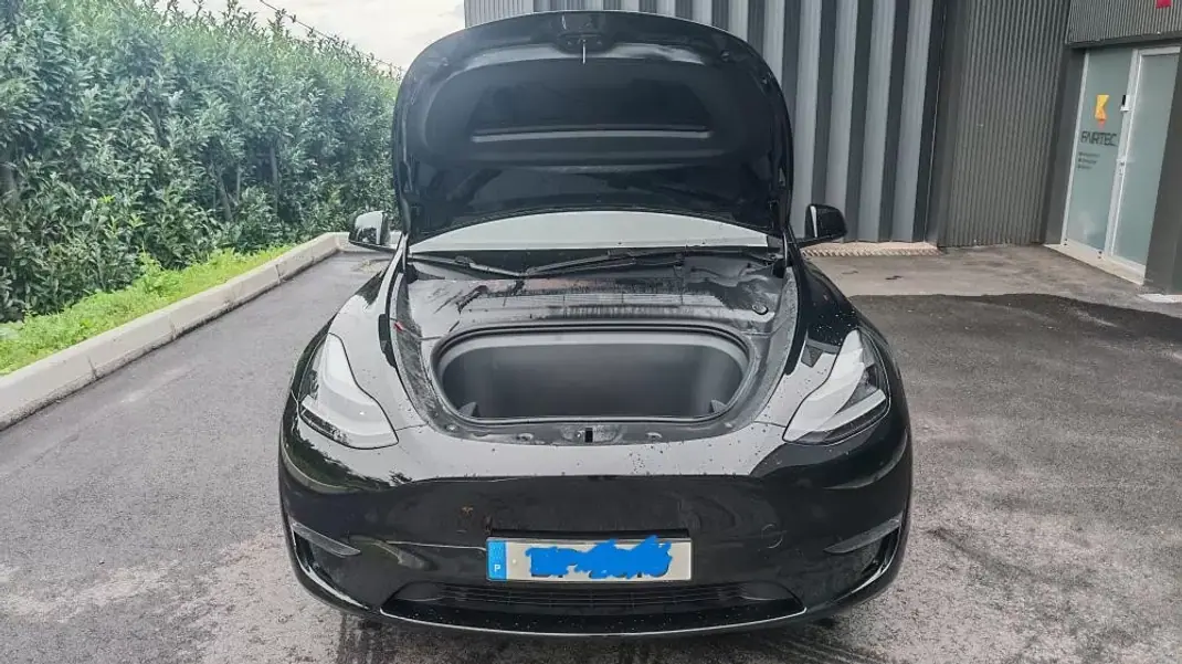 Tesla Model Y 2024 - 49950 EUR, 25000 km - AUTO.MOTO.pt - 25000km - foto 4 de 13