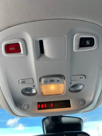 Peugeot 308 2021 - 15200 EUR, 92693 km - AUTO.MOTO.pt - 92693km - foto 13 de 24