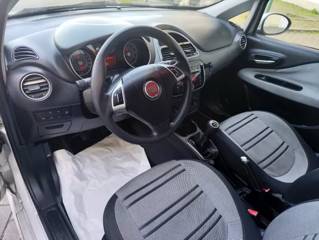 Fiat Punto Evo 2011 - 5000 EUR, 258000 km - AUTO.MOTO.pt - 258000km - foto 6 de 18