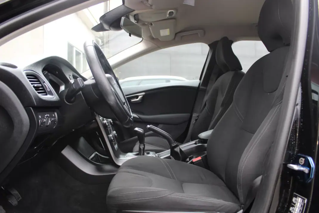 Volvo V40 2016 - 13990 EUR, 143000 km - AUTO.MOTO.pt - 143000km - foto 14 de 24