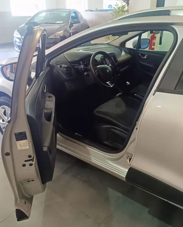 Renault Clio Break 2012 - 7500 EUR, 243550 km - AUTO.MOTO.pt - 243550km - foto 16 de 27