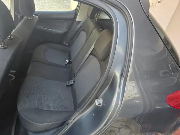 Peugeot 206 2011 - 4000 EUR, 254500 km - AUTO.MOTO.pt - 254500km - foto 9 de 18