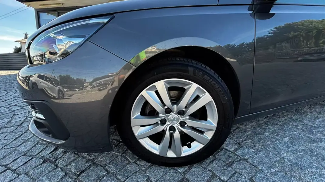 Peugeot 308 SW 2018 - 13990 EUR, 135000 km - AUTO.MOTO.pt - 135000km - foto 9 de 15