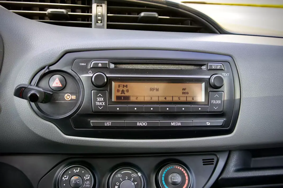 Toyota Yaris 1.4 d4d 2015 - 9900 EUR, 115000 km - 115000km - foto 10 de 15
