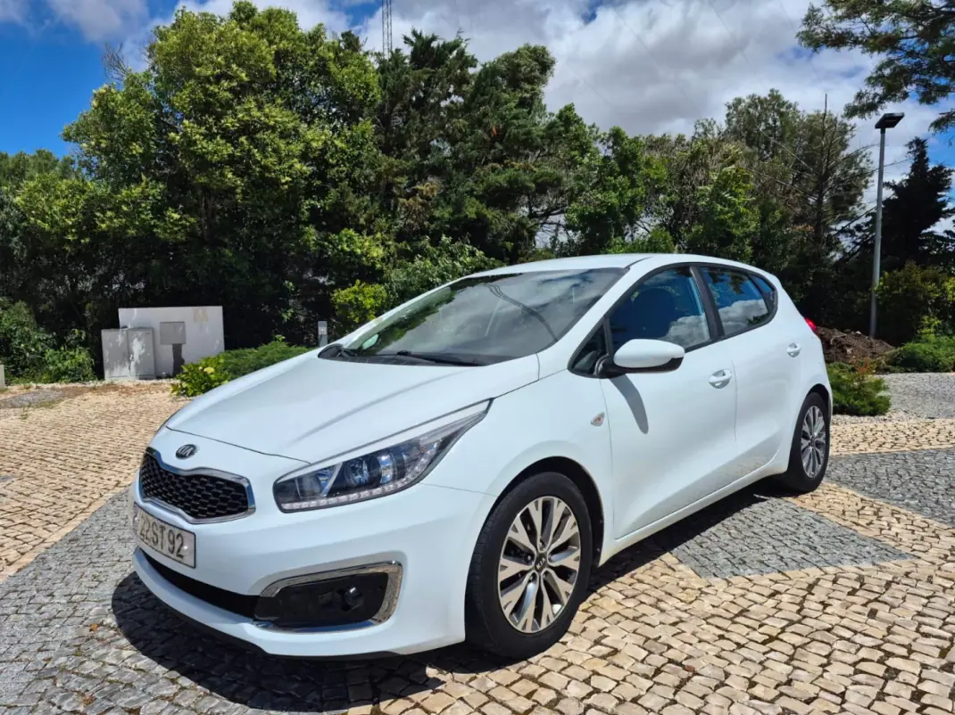 Kia Ceed 2017 - 13250 EUR, 92215 km - AUTO.MOTO.pt - 92215km - foto 1 de 23