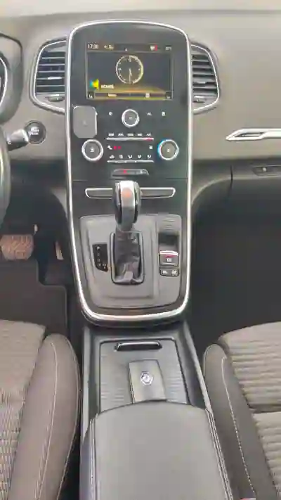 Renault Scénic 2019 - 13850 EUR, 196964 km - AUTO.MOTO.pt - 196964km - foto 13 de 15
