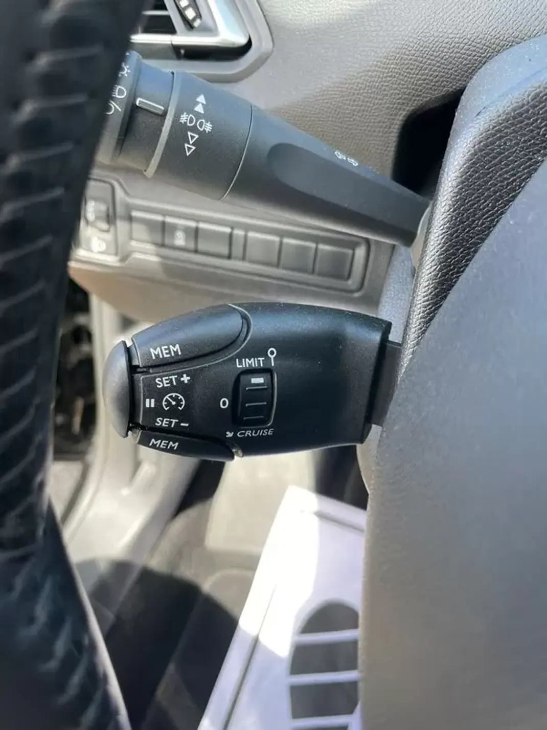 Peugeot 308 2021 - 15200 EUR, 92693 km - AUTO.MOTO.pt - 92693km - foto 8 de 24