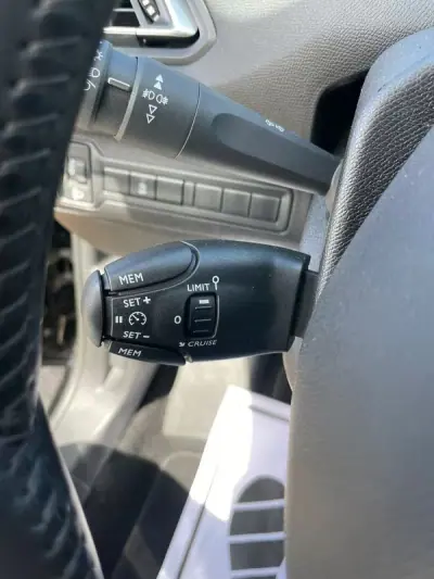 Peugeot 308 2021 - 15200 EUR, 92693 km - AUTO.MOTO.pt - 92693km - foto 8 de 24