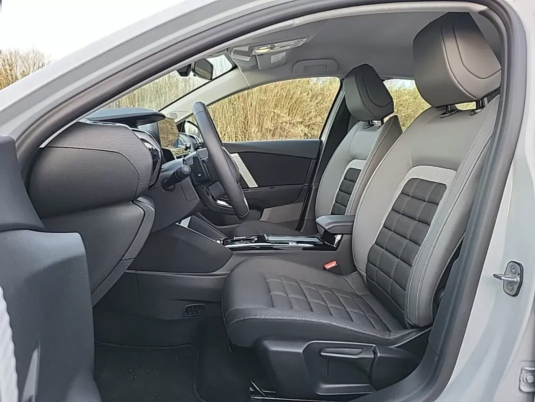Citroën C4 2025 - 23900 EUR, 23477 km - AUTO.MOTO.pt - 23477km - foto 9 de 28