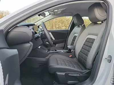 Citroën C4 2025 - 23900 EUR, 23477 km - AUTO.MOTO.pt - 23477km - foto 9 de 28
