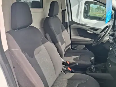 Ford Transit Courier 2019 - 9700 EUR, 214000 km - AUTO.MOTO.pt - 214000km - foto 12 de 15