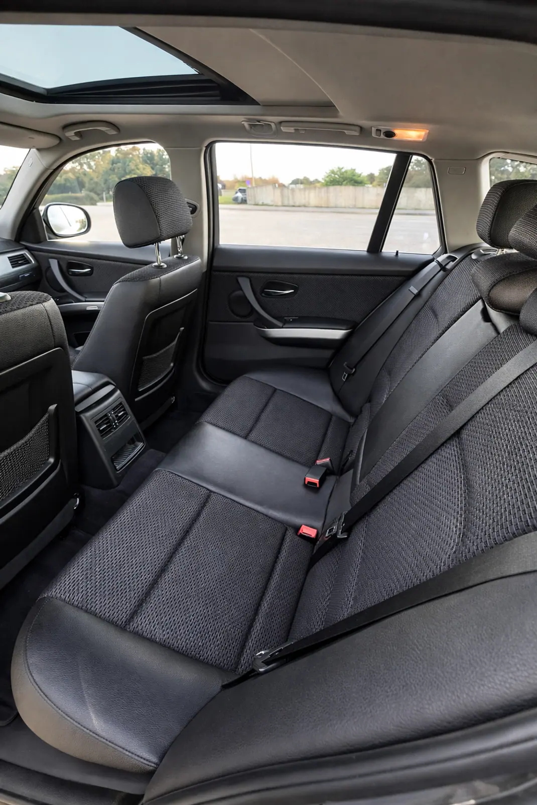 BMW 318 2010 - 7750 EUR, 350000 km - AUTO.MOTO.pt - 350000km - foto 9 de 11