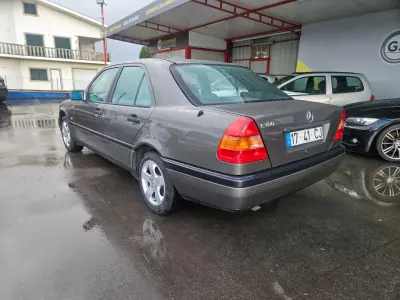Mercedes-Benz C 180 1993 - 3990 EUR, 183000 km - AUTO.MOTO.pt - 183000km - foto 12 de 19