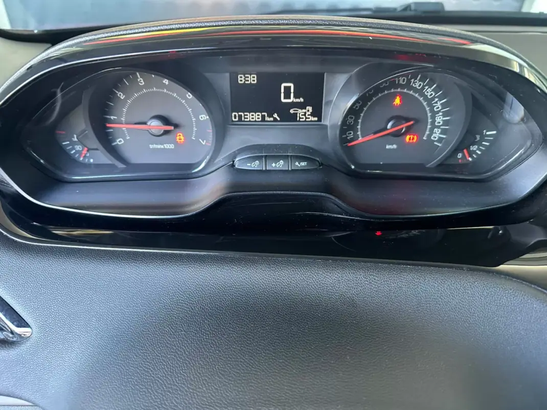 Peugeot 208 2014 - 9900 EUR, 73804 km - 73804km - foto 18 de 29