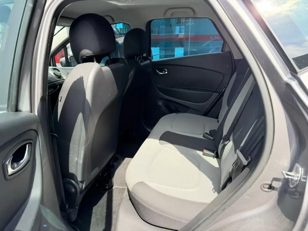 Renault Captur 2015 - 12900 EUR, 154000 km - AUTO.MOTO.pt - 154000km - foto 8 de 11