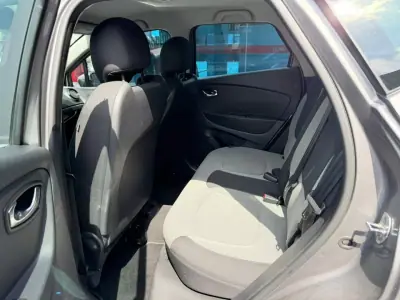 Renault Captur 2015 - 12900 EUR, 154000 km - AUTO.MOTO.pt - 154000km - foto 8 de 11