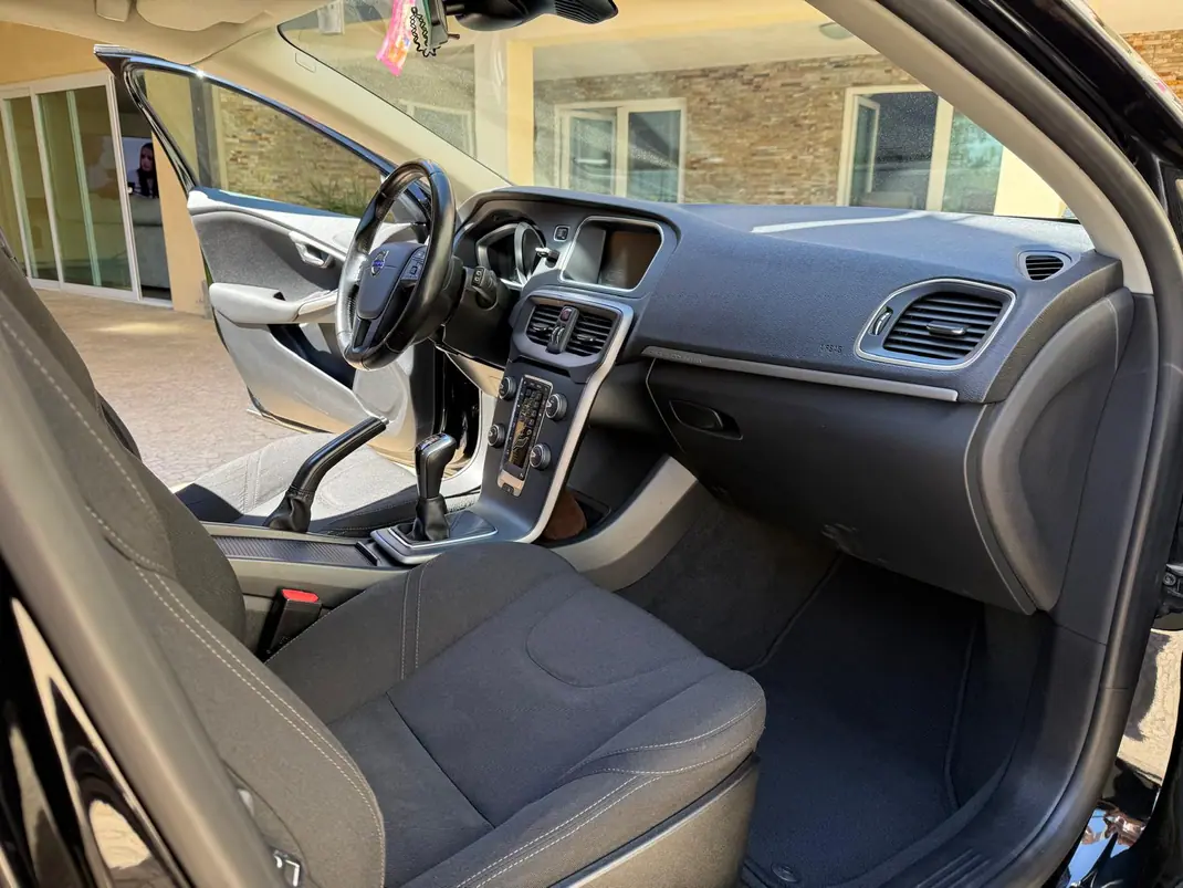 Volvo V40 Cross Country 2015 - 13900 EUR, 115900 km - AUTO.MOTO.pt - 115900km - foto 6 de 11